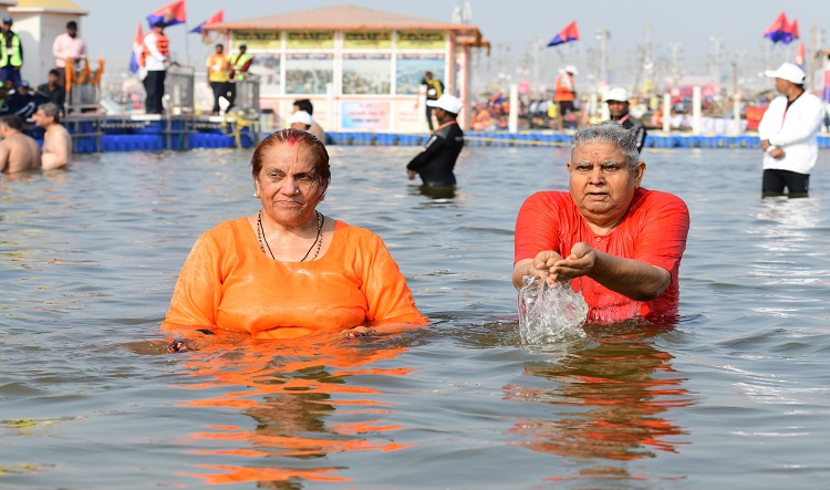 उपराष्ट्रपति ने त्रिवेणी संगम में लगाई पावन डुबकी, कहाः धन्य हुआ जीवन