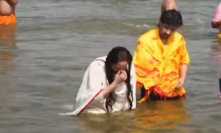 अभिनेत्री और पूर्व सांसद जया प्रदा ने बेटे संग लगाई पावन डुबकी