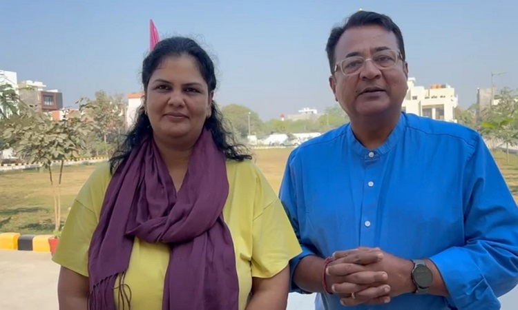 महाकुम्भ की त्रिवेणी में ऑस्ट्रेलियाई दंपति ने लगाई डुबकी, बोले- दुनिया के सबसे बड़े आयोजन के लिए योगी जी को शुभकामनाएं