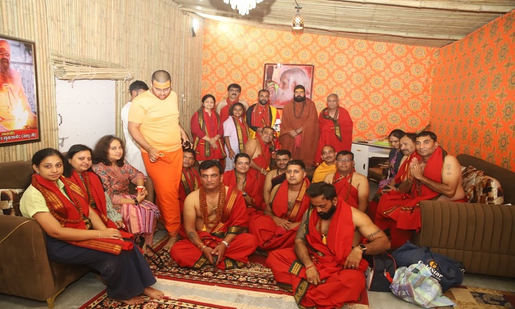 महाकुम्भ 2025: विदेशी सैलानियों को मिली भारतीय संस्कृति की नई ऊर्जा