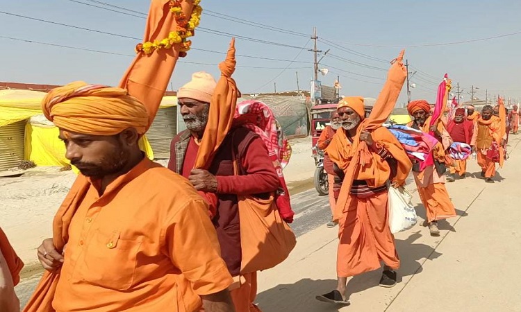 महाकुम्भ से विदा हुए सनातन के संरक्षक दंडी स्वामी संत, संगम में किया महाकुम्भ का आखिरी स्नान