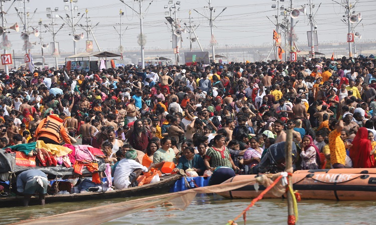 महाशिवरात्रि के महास्नान से पूर्व उमड़े करोड़ों श्रद्धालु, संख्या 64 करोड़ पार, अफसर अलर्ट