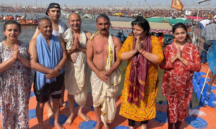 हिमाचल के मुख्यमंत्री से लेकर उद्योगपतियों और श्रद्धालुओं ने किया पवित्र स्नान
