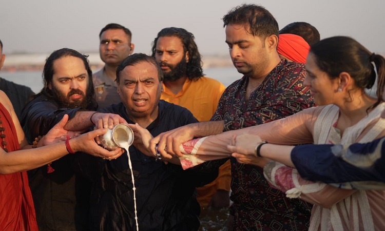 महाकुम्भ में अंबानी परिवार ने भी लगाई आस्था की डुबकी