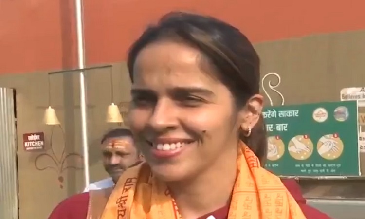 पिता संग महाकुम्भ पहुंचीं साइना नेहवाल