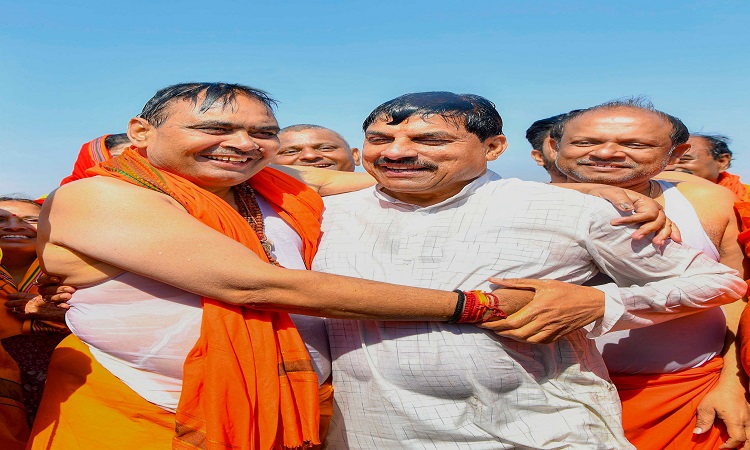 राजस्थान के सीएम ने कैबिनेट संग संगम में लगाई पावन डुबकी, त्रिवेणी तट पर हुई कैबिनेट बैठक