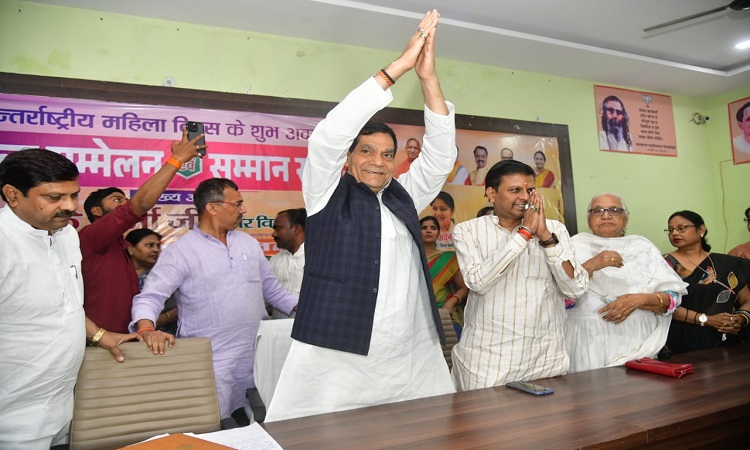 हर बच्चे के लिए उसकी मां होती है प्रथम गुरु: एके शर्मा