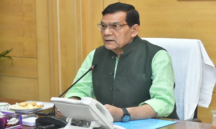 शिकायतकर्ता को अफसर ने गिनाए अपने राजनीतिक परिचय, ऊर्जा मंत्री एके शर्मा ने किया निलंबित
