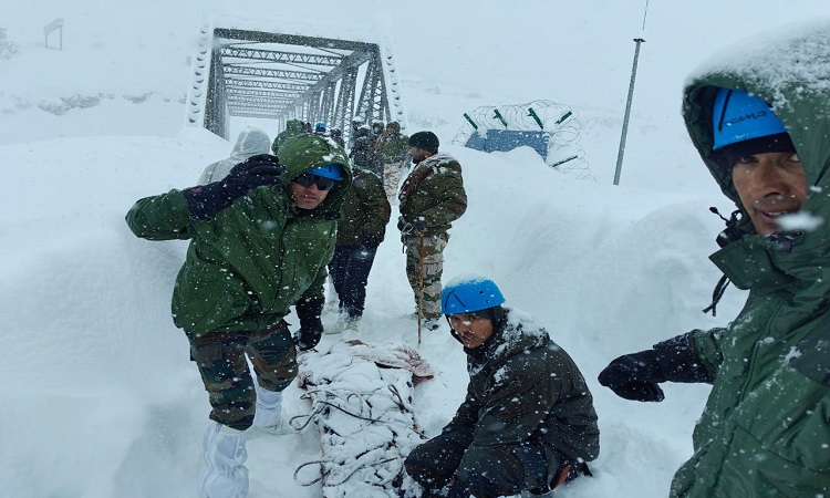 Mana Avalanche: 8 मजदूरों की मौत, सेना ने 46 श्रमिकों को सुरक्षित बाहर निकाला