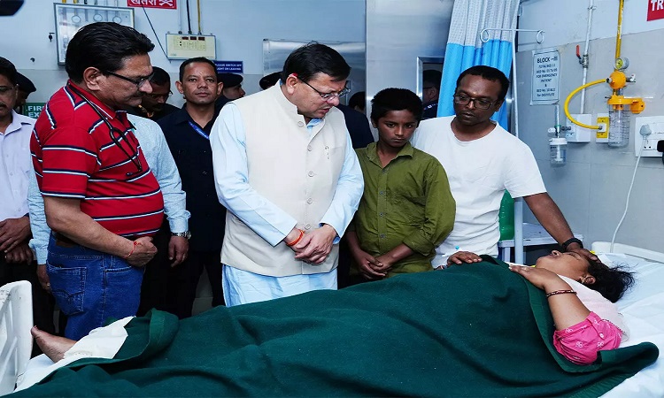 CM धामी ने अस्पताल का दौरा किया, फूड पॉइजनिंग से पीड़ित मरीजों से मुलाकात की