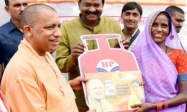 महिलाओं के प्रति समर्पण और सशक्तिकरण की मिसाल पेश कर रही योगी सरकार