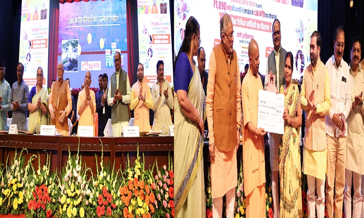 होली से पहले सीएम योगी ने 1.86 करोड़ परिवारों को दिया बड़ा तोहफा