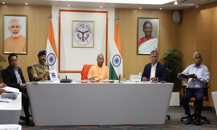 जनहित के कार्यों में लापरवाही स्वीकार नहीं, गड़बड़ी हुई तो कार्रवाई तय: मुख्यमंत्री योगी