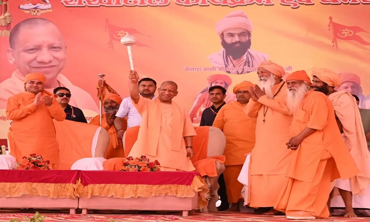 विरासत और विकास को जोड़ने की एक सेतु के रूप में संतों को आगे बढ़ना चाहिए : योगी