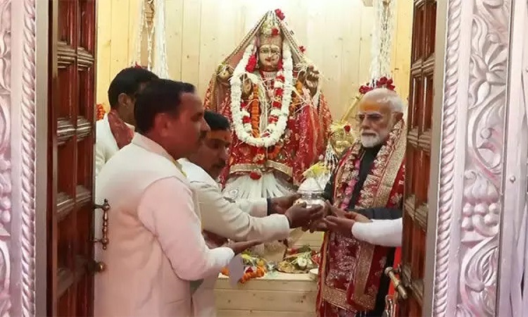 पीएम मोदी ने शीतकालीन गंगा स्थल Mukhwa में पूजा-अर्चना की