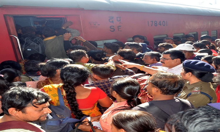 होली व अन्य त्योहारों पर भारतीय रेलवे अपनाएगा महाकुम्भ के क्राउड मैनेजमेंट के तरीके
