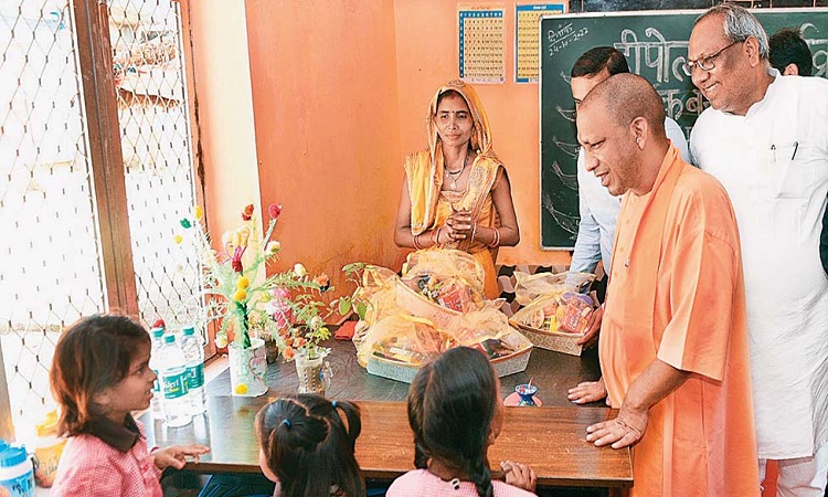 गोण्डा प्रशासन की बड़ी सफलता: वनटांगिया ग्रामों में खुलेगा स्कूल