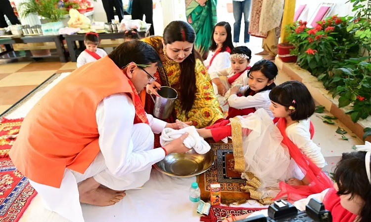 नवमी पर सीएम धामी ने किया कन्या पूजन