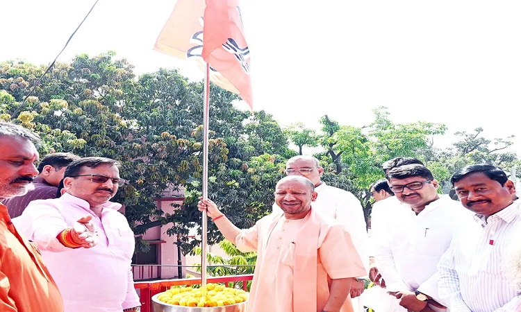 भाजपा के स्थापना दिवस पर सीएम योगी ने फहराया पार्टी का झंडा