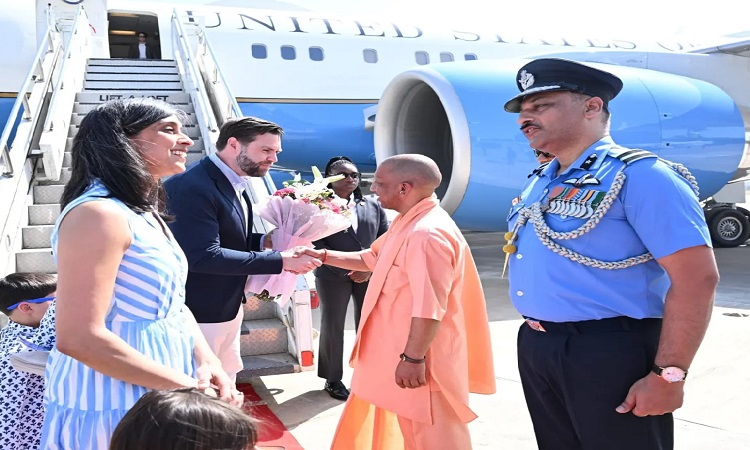 सीएम योगी ने अमेरिकी उप राष्ट्रपति और उनके परिवार का पुष्पगुच्छ देकर किया स्वागत