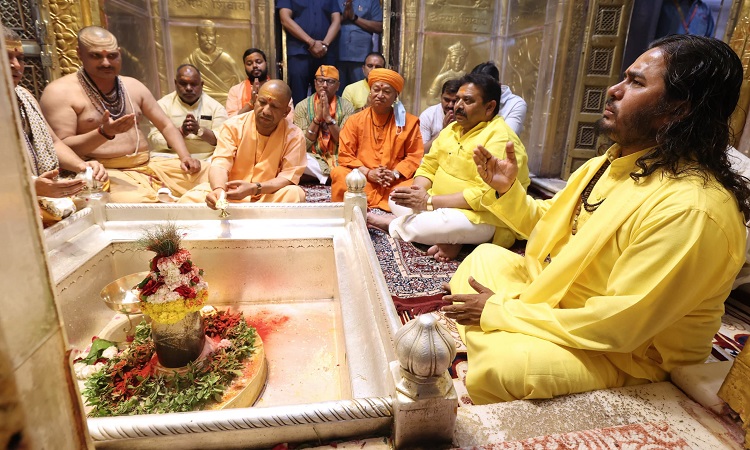 गोरक्षपीठाधीश्वर ने काशी विश्वनाथ मंदिर व काल भैरव दरबार में टेका मत्था