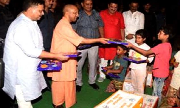 योगी सरकार का अनाथ बच्चों के लिए बड़ा तोहफा, 10 जनपदों में बनेंगे बाल आश्रय गृह