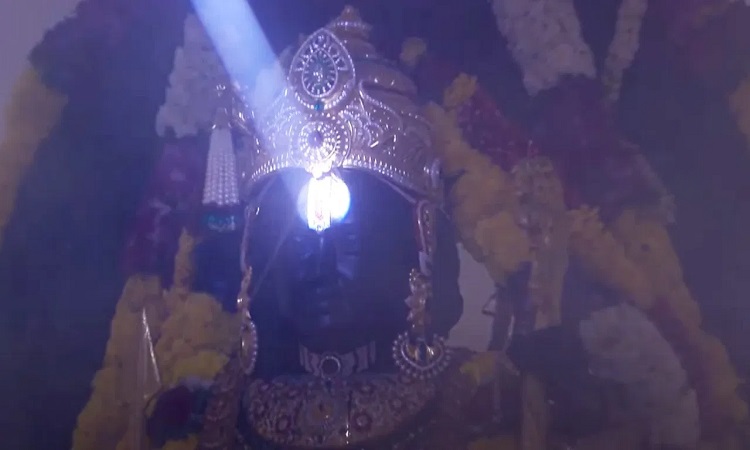धरा पर उतरे भास्कर, श्रीरामलला का किया सूर्य तिलक, भए प्रगट कृपाला की चौपाइयों से गूंज उठी अयोध्या