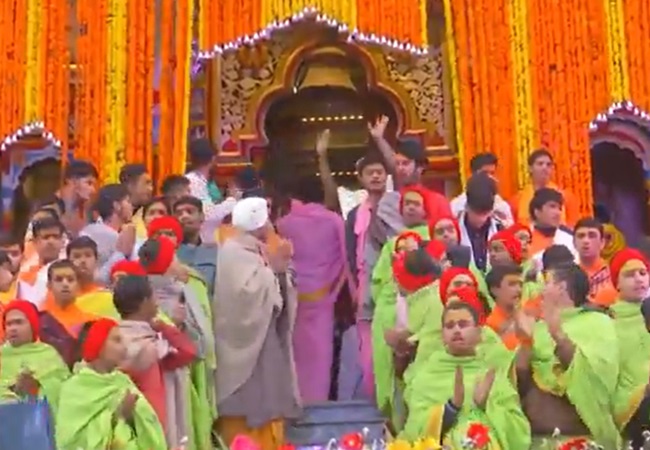 वैदिक मंत्रोच्चारण के साथ खुले बद्रीनाथ धाम के कपाट,  हजारों भक्तों पर आकाश से हुई पुष्पवर्षा