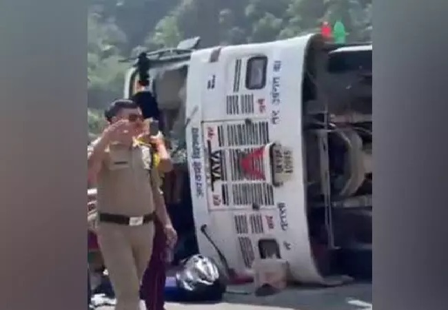 गंगोत्री हाईवे पर बस अनियंत्रित होकर पलटी, CM धामी ने जताया दुख