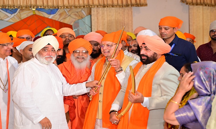 सीएम और राज्यपाल ने ऋषिकेश में श्री हेमकुंड साहिब के पहले जत्थे को हरी झंडी दिखाकर किया रवाना