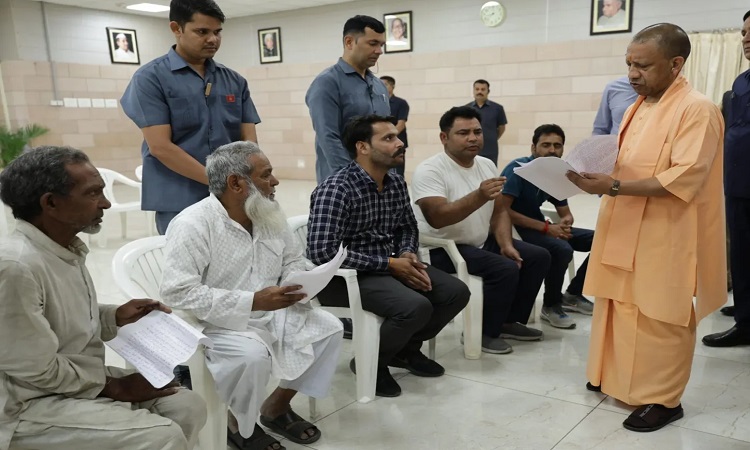 समाधान मिलने पर खिले चेहरे योगी का धन्यवाद ज्ञापित करने भी पहुंचे