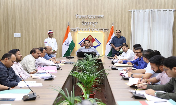 कर राजस्व एवं गैर कर राजस्व लक्ष्यों को रेखीय विभाग करें हासिल: जिलाधिकारी
