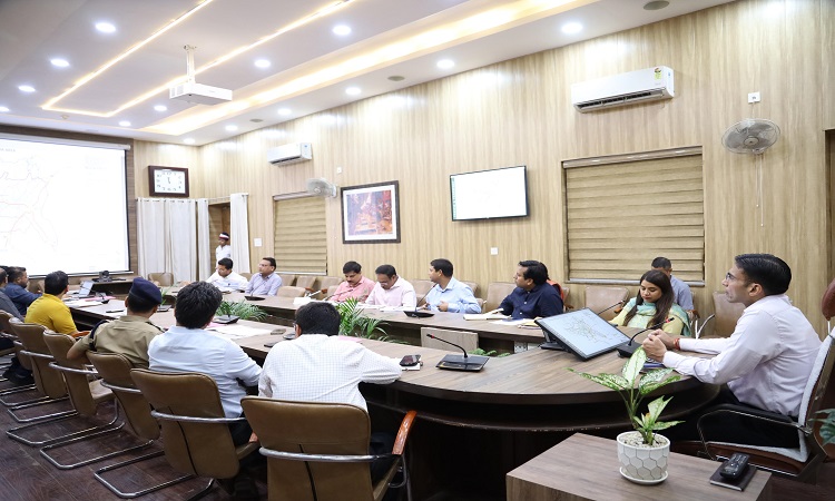 मोड़ हों Conflict फ्री ऑन स्ट्रीट, ऑफ स्ट्रीट, मल्टीलेवल आटोमेटेड या सिविल पार्किंग निरंतर बढाना हैः  डीएम