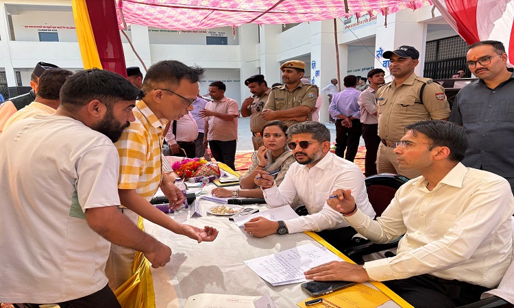 अंतिम छोर पर खडे व्यक्ति तक पहुंचे योजनाओं का लाभ: डीएम
