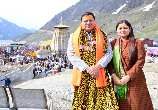सीएम धामी ने लिया बाबा केदारनाथ का आशीर्वाद, श्रद्धालुओं को परोसा भंडारा