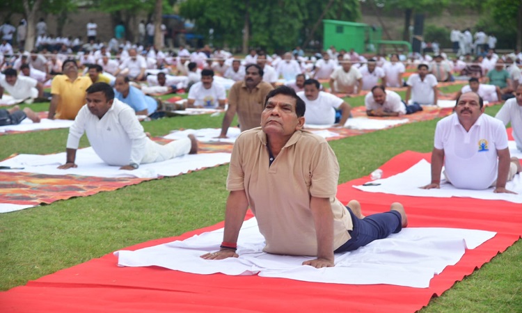 शारीरिक, मानसिक स्वास्थ्य एवं आध्यात्मिक उन्नति के लिए योग को बनाए अपने जीवन का अभिन्न अंग