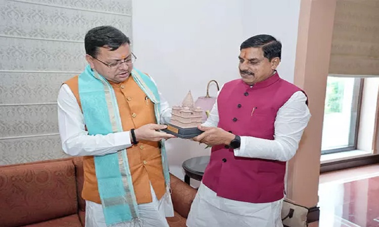 वाराणसी में CM धामी ने मुख्यमंत्री मोहन यादव से मुलाकात की