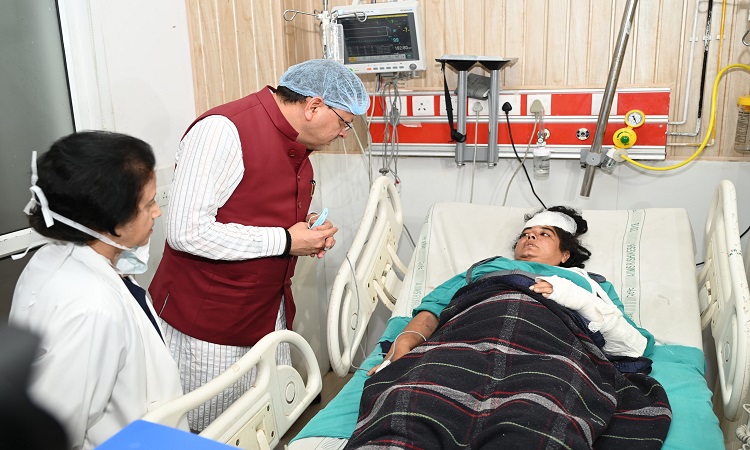 सीएम धामी पहुंचे एम्स ऋषिकेश, रुद्रप्रयाग बस दुर्घटना में घायल यात्रियों का हाल-चाल जाना