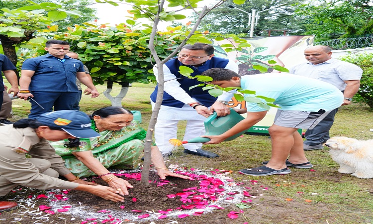‘एक पेड़ मां के नाम’ अभियान के अन्तर्गत सीएम धामी ने अपनी माताजी के साथ किया पौधारोपण