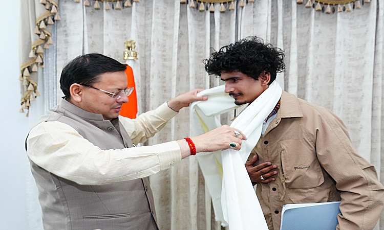 सीएम धामी ने माउंट एवरेस्ट को विजय करने वाले युवा पर्वतारोही रोहित भट्ट को किया सम्मानित