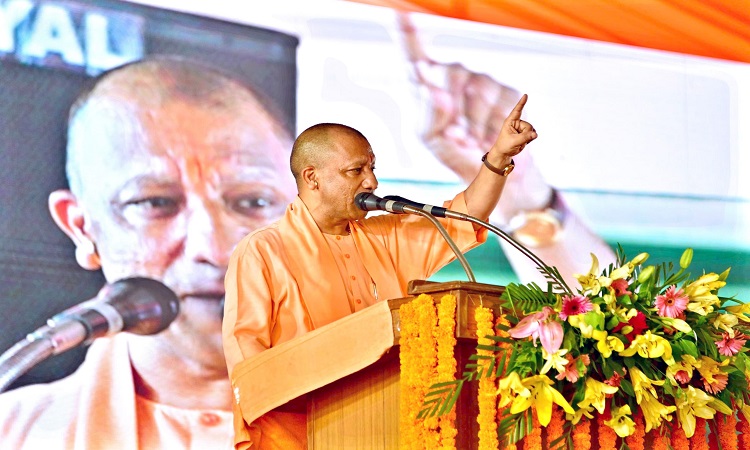 अंबेडकर नगर पहुंचे मुख्यमंत्री, सभी 350 तहसीलों में मंत्रियों/जनप्रतिनिधियों ने दी सहायता राशि