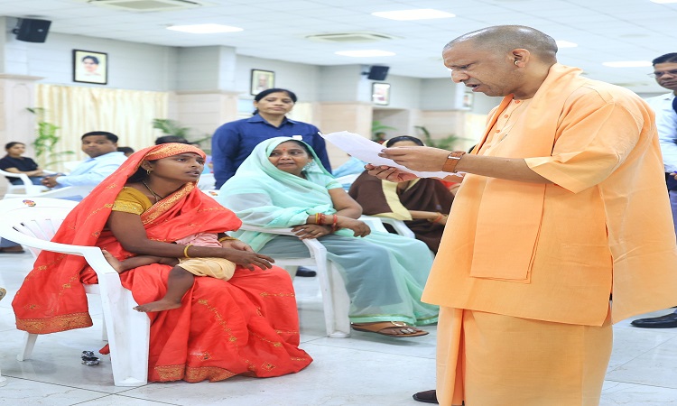 सीएम योगी ने अभिभावकों संग आए बच्चों की पढ़ाई के बारे में पूछा, चॉकलेट दी
