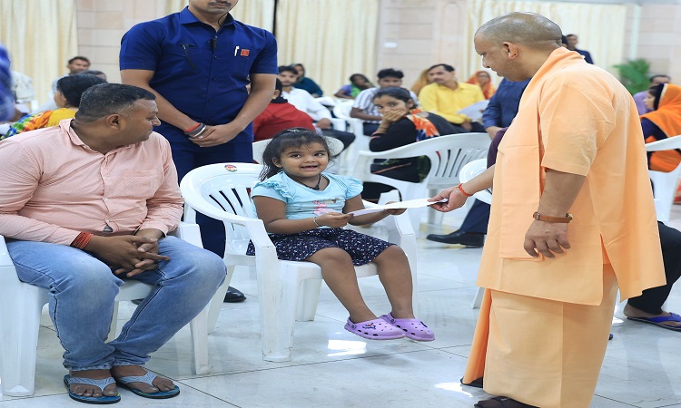 आप स्कूल में मेरा एडमिशन करा दीजिए… , नन्ही बच्ची के अंदाज को देख मुस्कुरा उठे सीएम योगी
