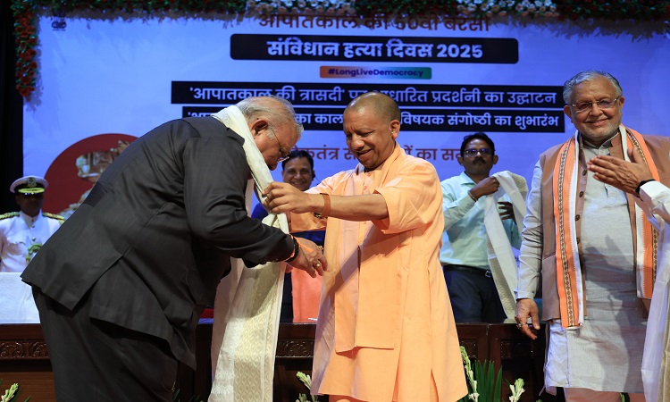 संविधान में धर्म निरपेक्ष एवं समाजवादी शब्द जोड़ना भारत की आत्मा पर कुठाराघात: मुख्यमंत्री योगी आदित्यनाथ