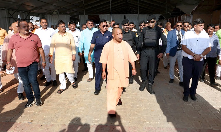 सुरक्षा, सुविधा और स्वच्छता की मिसाल प्रस्तुत करें : सीएम योगी