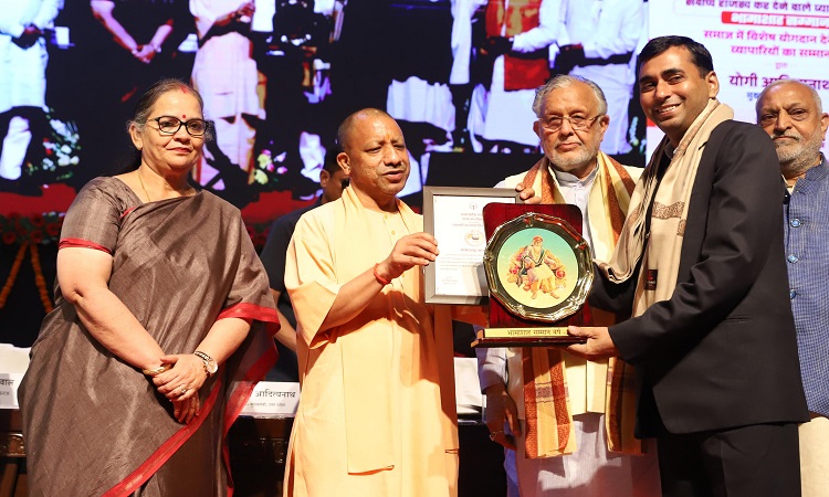 माफिया के सामने नाक रगड़ते थे जाति के नामपर बांटने वाले : योगी आदित्यनाथ