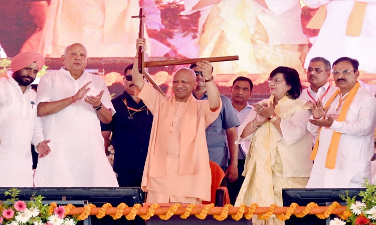 पहले किसान केवल एक-दो फसल तक सीमित रहता था, आज मक्का उत्पादन करके भी कमा रहा मुनाफाः योगी