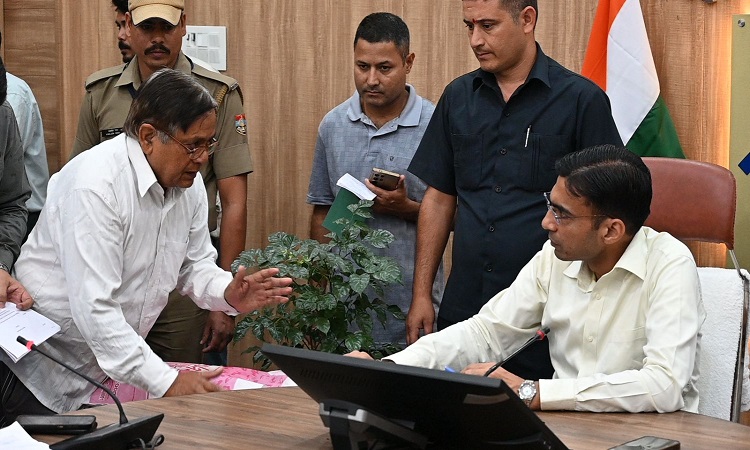 मुख्यमंत्री के सुखदजन के संकल्प से प्रेरित डीएम का जनता दर्शन