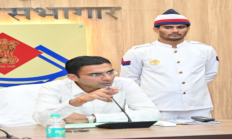 कार्यालय में जुआ खेलने वालों पर अब डीएम ने तरेरी नजर, लिया तत्काल सख्त एक्शन; किया निलम्बित