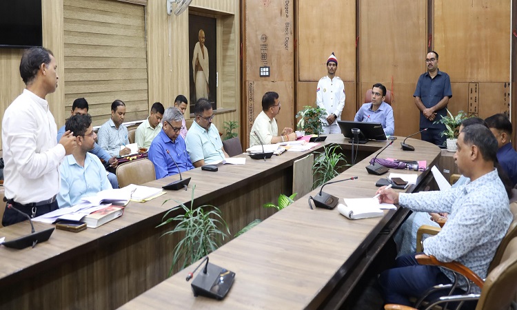 डीएम ने दिए त्वरित कार्यवाही, एस्टीमेट गठन और कार्यदायी संस्था चयन के निर्देश